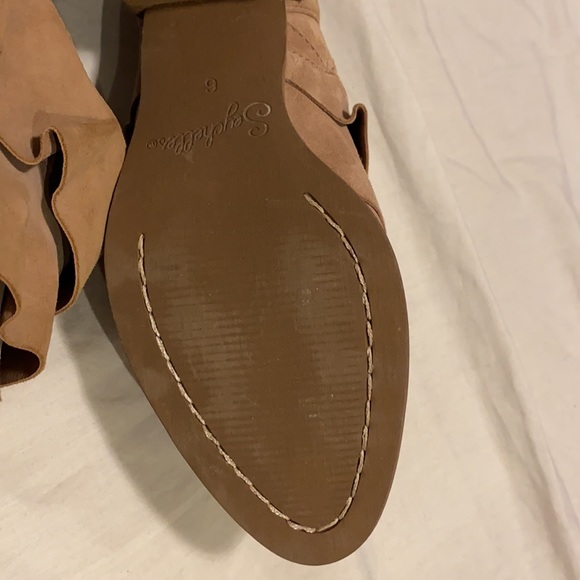 Beige Suede Ruffled Shoes - Picture 3 of 7